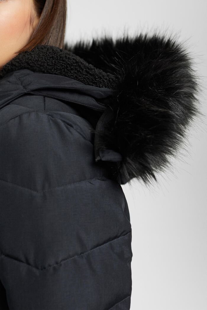 Gewatteerde jas met capuchon van imitatiebont, BLACK, detail image number 0