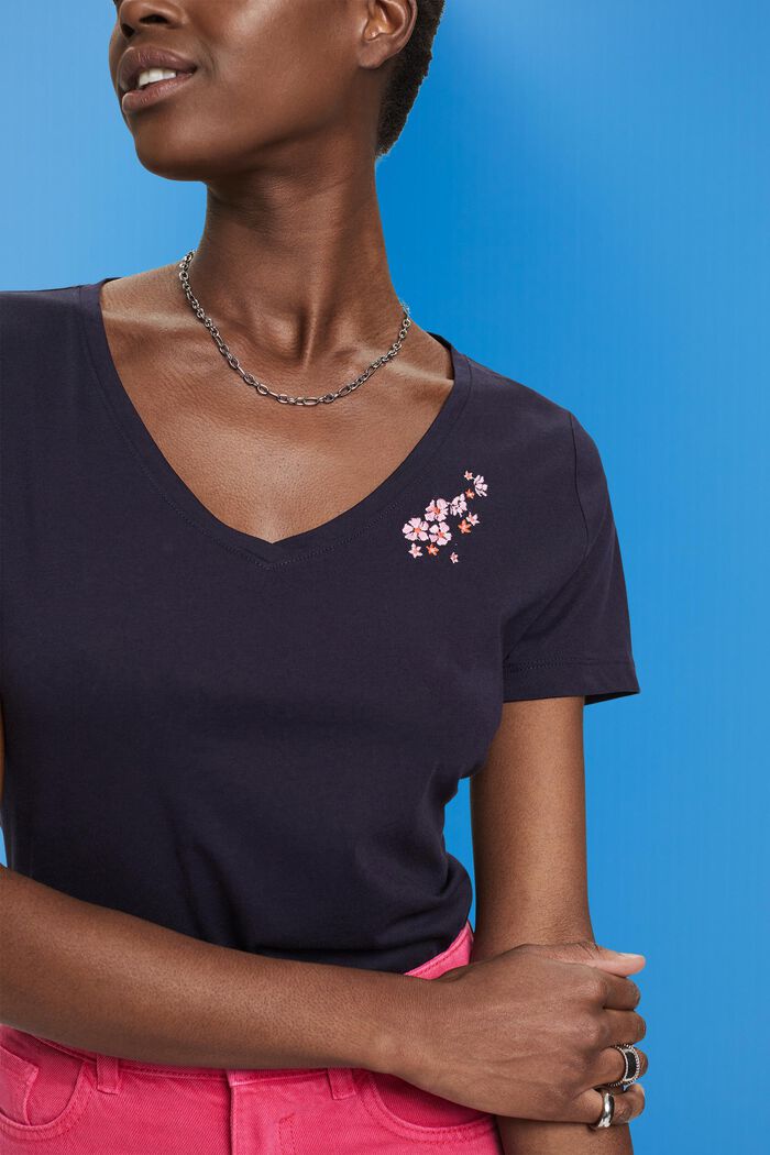 T-shirt à encolure en V orné d’une broderie florale, NAVY, detail image number 2