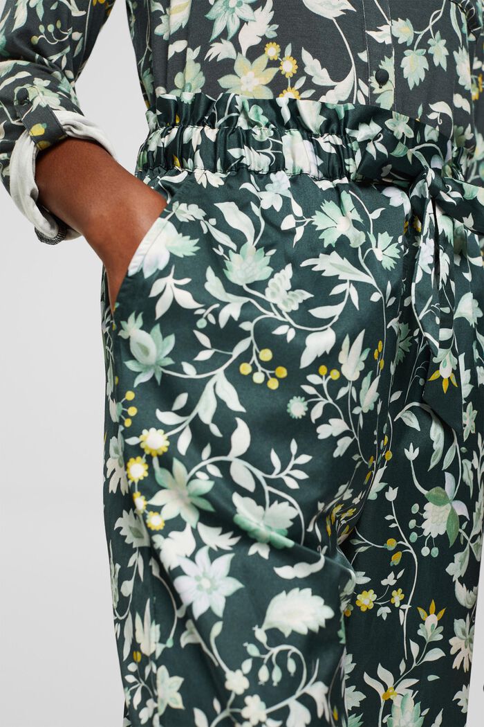 À teneur en soie : le pantalon de pyjama à taille paper bag, DARK TEAL GREEN, detail image number 5