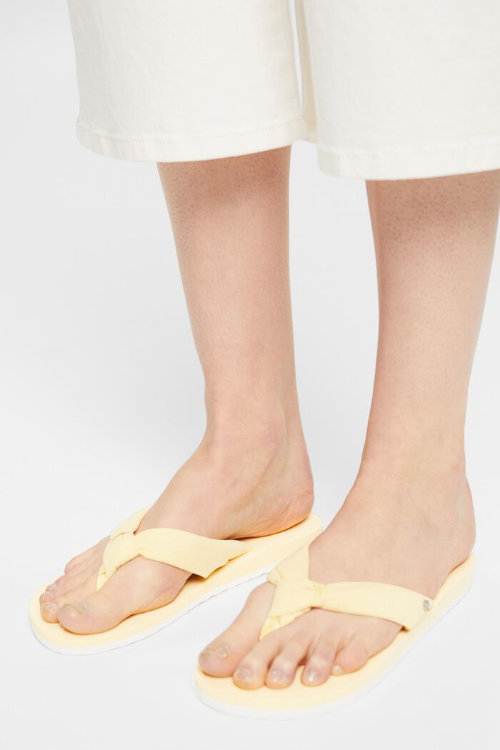 Sandales à entredoigts dotées d’une bride en tissu