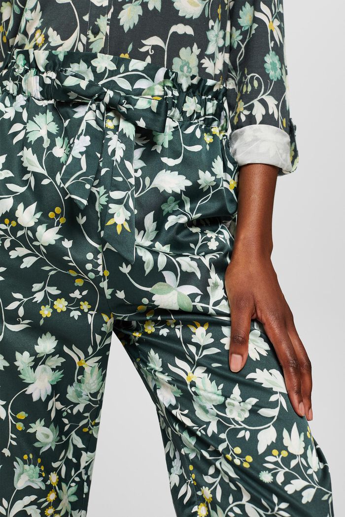 À teneur en soie : le pantalon de pyjama à taille paper bag, DARK TEAL GREEN, detail image number 2