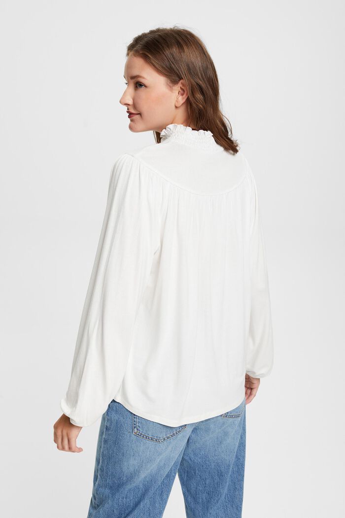 T-shirt à manches longues et col smocké, LENZING™ ECOVERO™, OFF WHITE, detail image number 4