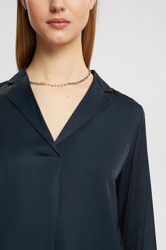 Satijnen blouse met reverskraag, LENZING™ ECOVERO™, PETROL BLUE, detail image number 2