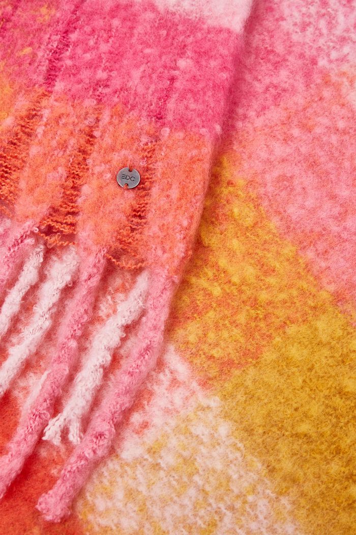 Bouclé sjaal met ruitpatroon, PINK FUCHSIA, detail image number 1