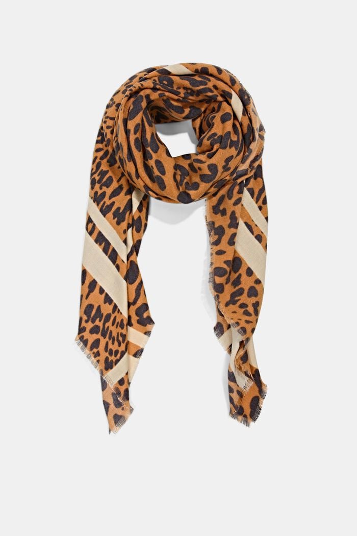 En matière recyclée : le foulard au look léopard