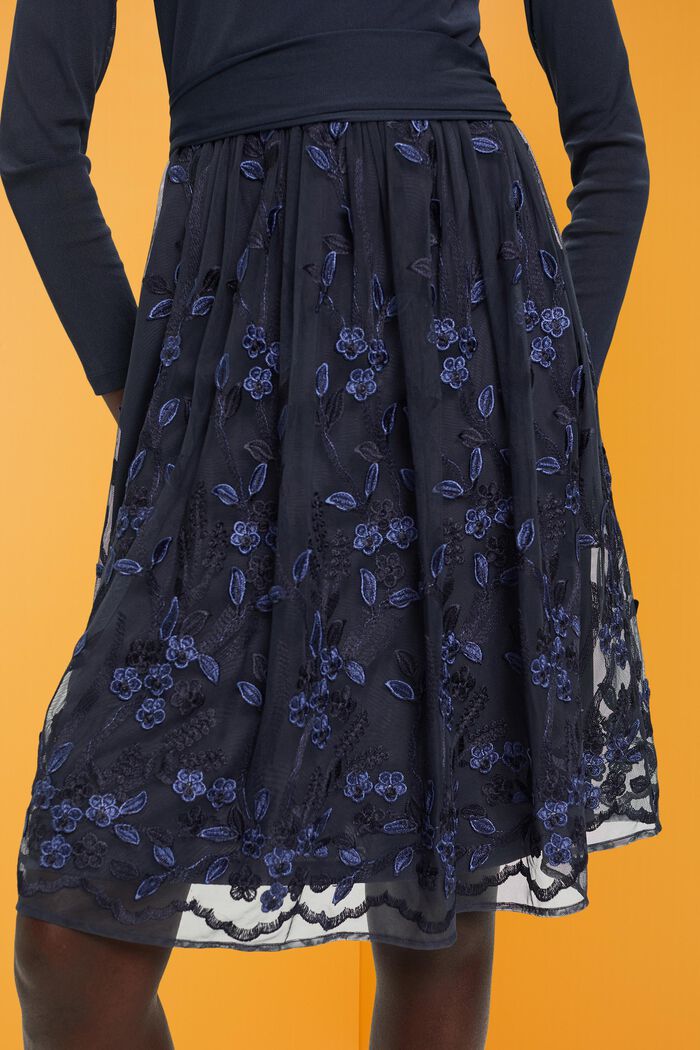 Mini-robe en dentelle 3D agrémentée de mesh à broderie florale, NAVY, detail image number 4