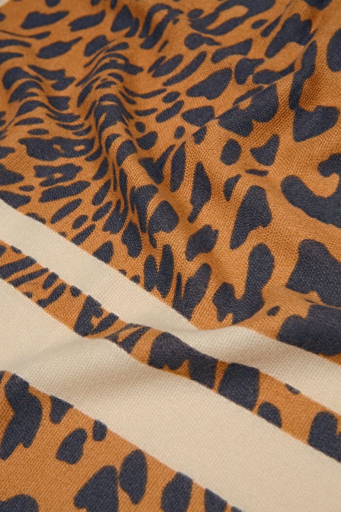 En matière recyclée : le foulard au look léopard, BARK, detail image number 2